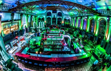 Meeting Guide Berlin, Eventlocation Wasserwerk, Party Set Up mit Bar und weißen Loungemöbeln