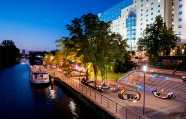 Meeting Guide Berlin, Tagungshotel Berlin, Estrel Berlin, Sommergarten an der Spree