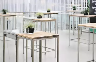 Meeting Guide Berlin, Eventausstattung, Eventwide Berlin, Sehtische aus Eiche