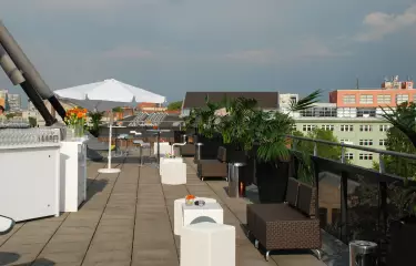 Meeting Guide Berlin Deutsches Technikmuseum gemischte Bestuhlung auf der Terrasse des Ausgucks