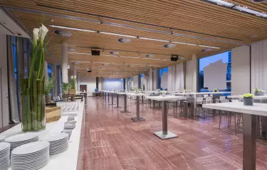 Meeting Guide Berlin Cafe Moskau Saal Almaty mit Stehtischen und Cateringbuffet