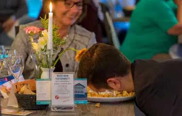 Meeting Guide Berlin, Incentive Berlin, Krimi Dinner, Mann mit Kopf im Essen