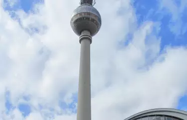 Der Fernsehturm am Alexanderplatz, Nähe S-Bahnhof Alexanderplatz, Mitte
