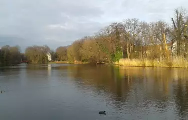 Der Blick über den Teich im Schloßpark Charlottenburg auf das Belvedere.