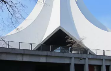 Konzerthalle Tempodrom in Form eines Zirkuszeltes in Kreuzberg