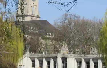 Blick auf das Schöneberger Rathaus im Frühling. Im Vordergund die U-Bahnstation.