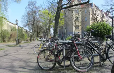 Berlin wandelt sich zur Fahrradstadt. Fahrradparkplatz vor dem S-Bundesplatz am Varziner Platz in Friedenau.