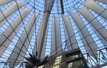 Der Blick geht nach oben in die Kuppel des Sony-Centers am Potsdamer Platz.