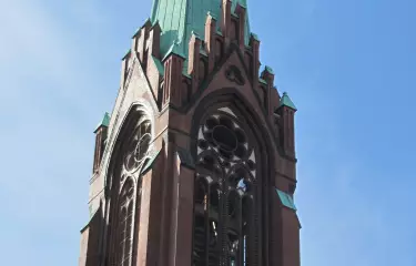 Die  Apostel-Paulus-Kirche in Schöneberg ist eine der vielen Kirchen Berlins, die während der Kaiserzeit in der märkischen Backsteinneogotik gebaut wurden.