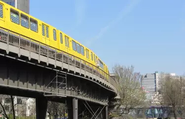 An der Möckernbrücke in Kreuzberg wird die U-Bahn zur Hochbahn.