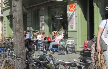 Die Fahrradfahrer werden in Berlin immer mehr. Eine alternative, umweltfreundliche Art sich durch die Stadt zu bewegen- auch als Tourist!