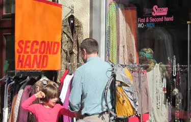 Kunden vor einem Geschäft für Second hand Mode