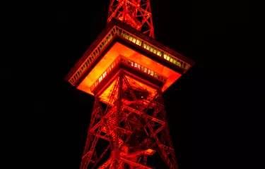 Funkturm bei Nacht rot angestrahlt in Charlottenburg
