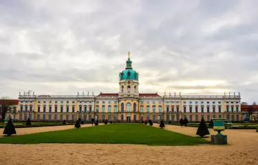Blick durch den Rokokoschloßpark in Charlottenburg