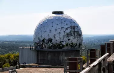 Berlin, Teufelsberg, Blick auf eine Radarkuppel der ehemaligen Abhörstation aus der Zeit des Kalten Krieges