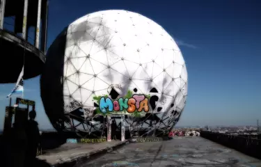 Berlin, Teufelsberg, Blick auf eine der ehemaligen Radarkuppeln mit Graffiti Tags
