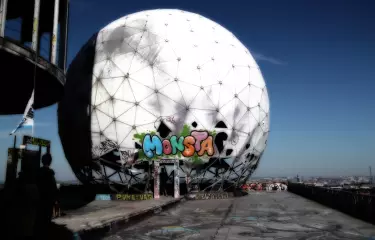 Teufelsberg, Radarkuppel der Abhörstation der US-Streitkräfte mit Graffiti Trag.