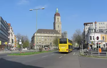 Breslauer Platz mit Blick auf das Rathaus Friedenau und die Hauptstraße Richtung Norden