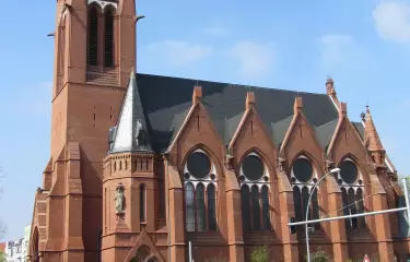 Friedenau, Friedrich-Wilhelm-Platz, Blick auf die Ev. Kirche zum Guten Hirten