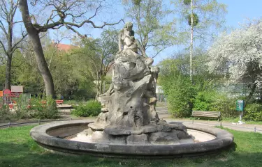 Friedenau, Perelsplatz Sinflutbrunnen v. Paul Aichele (früher Maybachplatz)