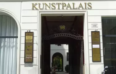 Herrschaftliche Toreinfahrt in ein Gründerzeithaus, Potsdamer Straße, Schöneberg