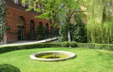 Blick in einen herrschaftlichen, begrünten Hinterhof mit Brunnen in der Potsdamer Str., Schöneberg