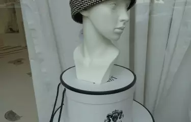Potsdamer Straße, Schöneberg, Modeatelier, Blick in das Schaufenster eines Hutmachers