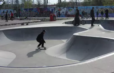 Gelände für Skateboarder und GMX-Fahrer im Park am Gleisdreieck
