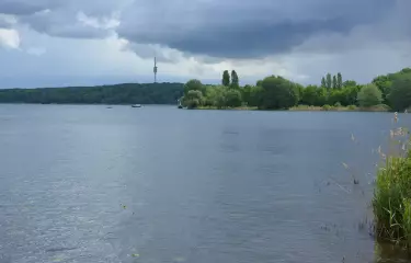 Blick vom Neuen Garten Potsdam über die Havel nach Berlin auf den Schäferberg
