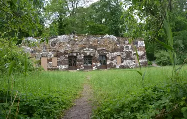 Blick auf die mit Hilfe des Förderkreises Muschelgrotte e.V. restaurierte Muschelgrotte des Neuen Gartens in Potsdam