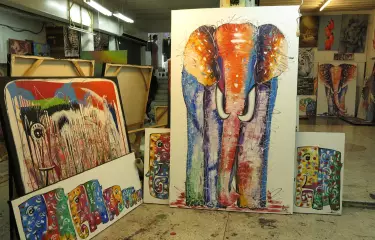 Berlin, Blick in eine Produzentengalerie mit einem großen Elefantenbild