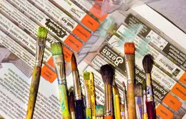 Pinsel und Farben im Künstleratelier.