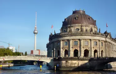 Berlin, Blick auf das Bodemuseum auf der Spitze der Museumsinsel an der Spree