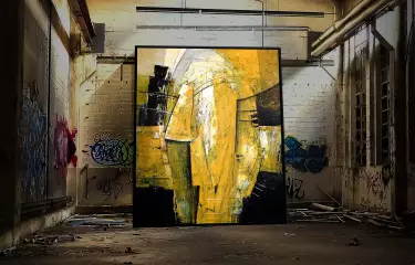 Blick auf ein großes Ölbild in Gelb in einer alte Fabrikhalle, die als Pop up Galerie genutzt wird