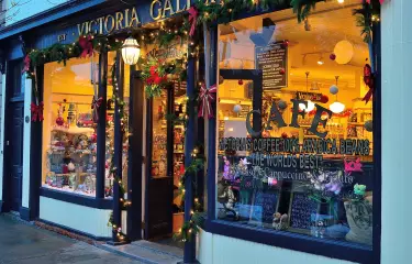 Kleiner Laden, der Weihnachtsartikel anbietet