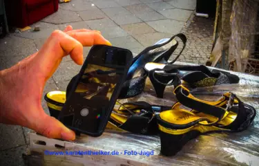 Smartphone Jagd auf dem Flohmarkt mit Schuhen