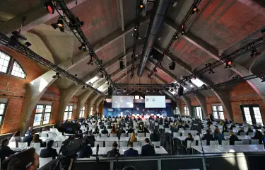 Meeting Guide Berlin satis&fy HRS Tagung im WECC Teilnehmer in Bankettbestuhlung