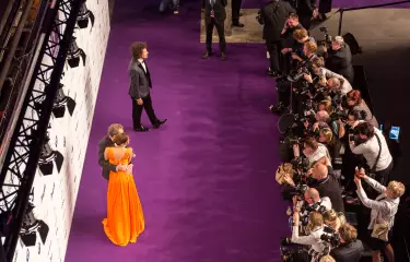 Meeting Guide Berlin satis&fy Duftstars 2016 lila Teppich und Prominente