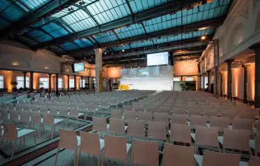 Foto: elegante Reihenbestuhlung mit Kapzitäten für bis zu 650 Personen und Bühnentechnik