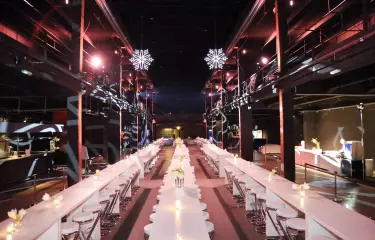 Tisch mit Bankettbestuhlung