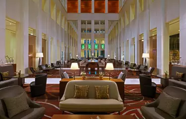 Lobby mit Sitzmöglichkeiten des Berlin Marriott Hotel