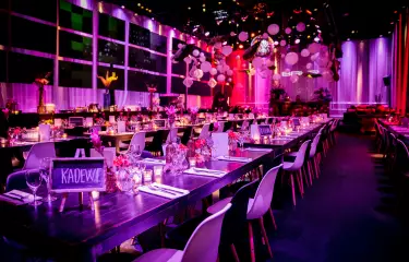 Main-Indoorbereich für ein gesetztes Dinner