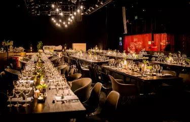 Main-Indoorbereich für ein gesetztes Dinner