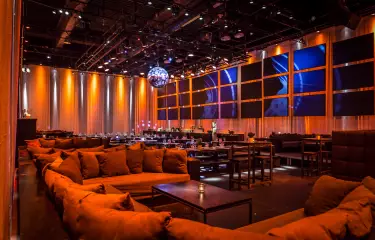 große Indoorfläche mit Visualflächen