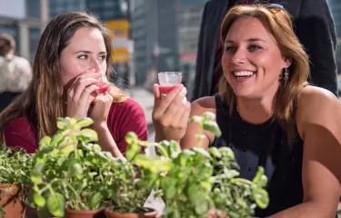 Meeting Guide Berlin Team Spirit Two women trying a smoothie