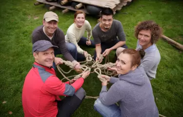 Meeting Guide Berlin Team Spirit Team practices knots for building rafts