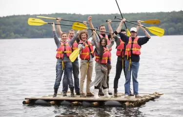 Meeting Guide Berlin Team spirit Team cheers on the raft