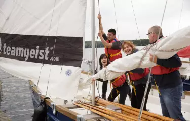 Meeting Guide Berlin Teamgeist Das Team setzt gemeinsam die Segel