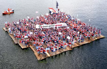 Mehr als 400 Teilnehmer auf dem größten Floß der Welt