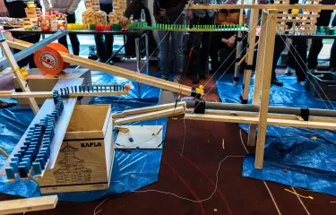 Meeting Guide Berlin Teamgeist Bau einer Kettenreaktion mit verschiedenen Materialien